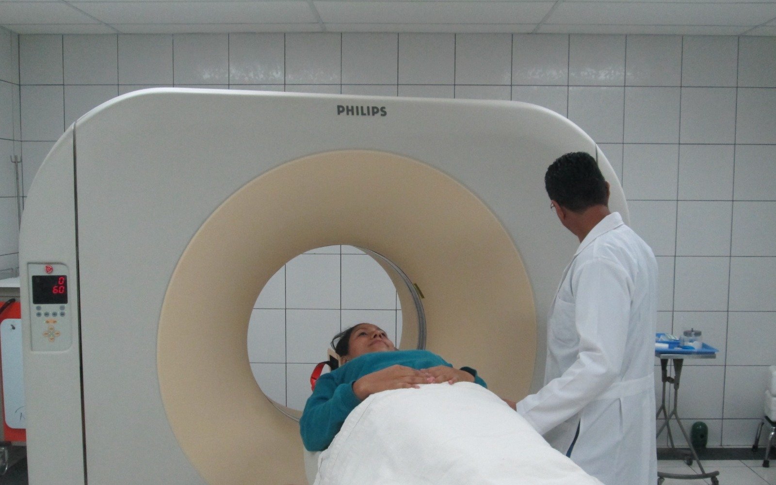 Equipo de tomografía de Clínica El Carmelo